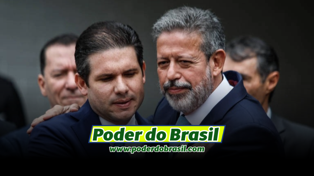 Na imagem, Hugo Motta está abraçado com Arthur Lira. Ambos sorriem, mostrando um gesto de camaradagem e aliança política.