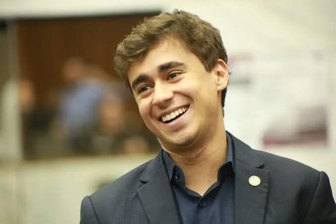 PEC pode tornar Nikolas Ferreira presidenciável, reduzindo idade mínima para presidência e impactando o cenário político de 2026.